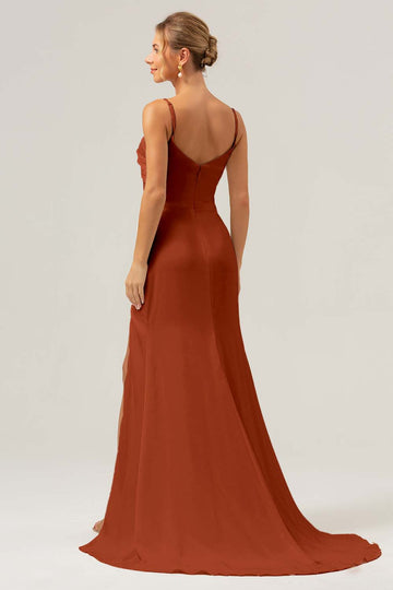 Vaina Terracota tirantes finos Vestido largo de dama de honor de satén fruncido con abertura